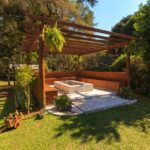 Mehr Wohnqualität im Freien: Carport und Gartenlaube aus Holz im Zusammenspiel